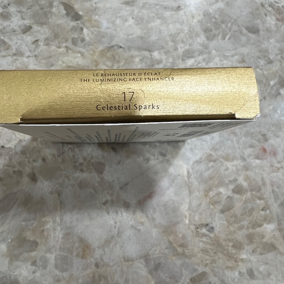 Cle de Peau Beaute Luminizing Face Enhancer - Picture 7 of 10